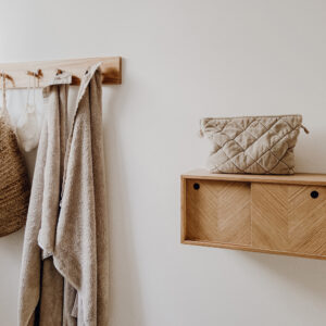 Regal mit Fischgrätmuster