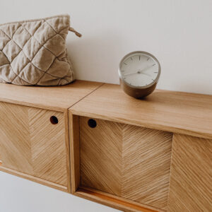 Regal mit Fischgrätmuster