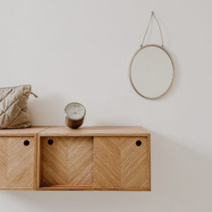 Regal mit Fischgrätmuster