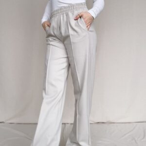 Weite Hose mit Schlitzen