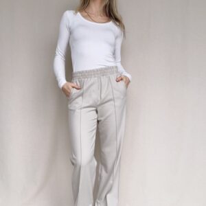 Weite Hose mit Schlitzen