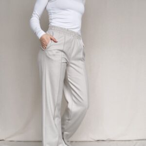 Weite Hose mit Schlitzen