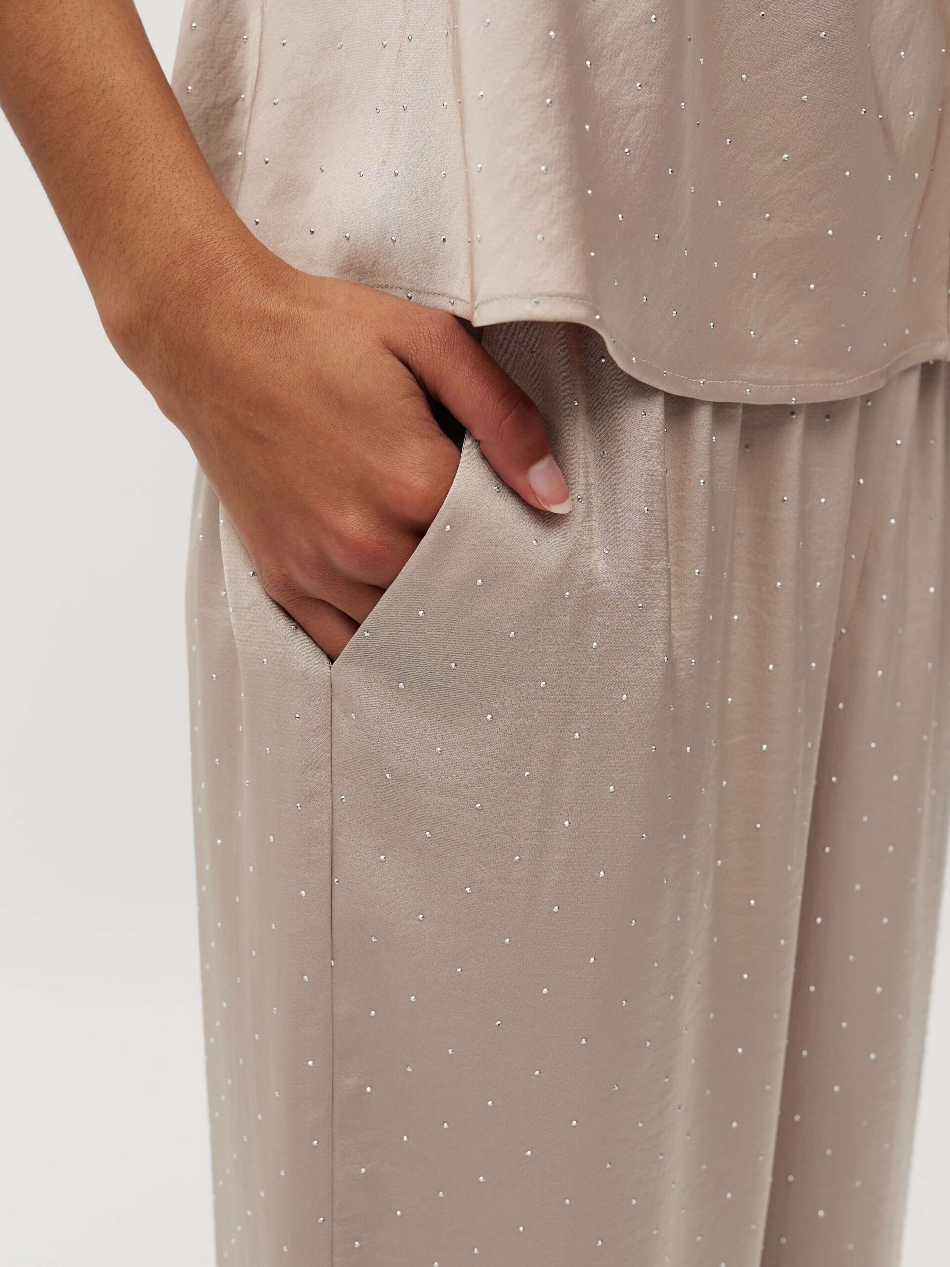 Satinhose mit Strasssteinen Asaka