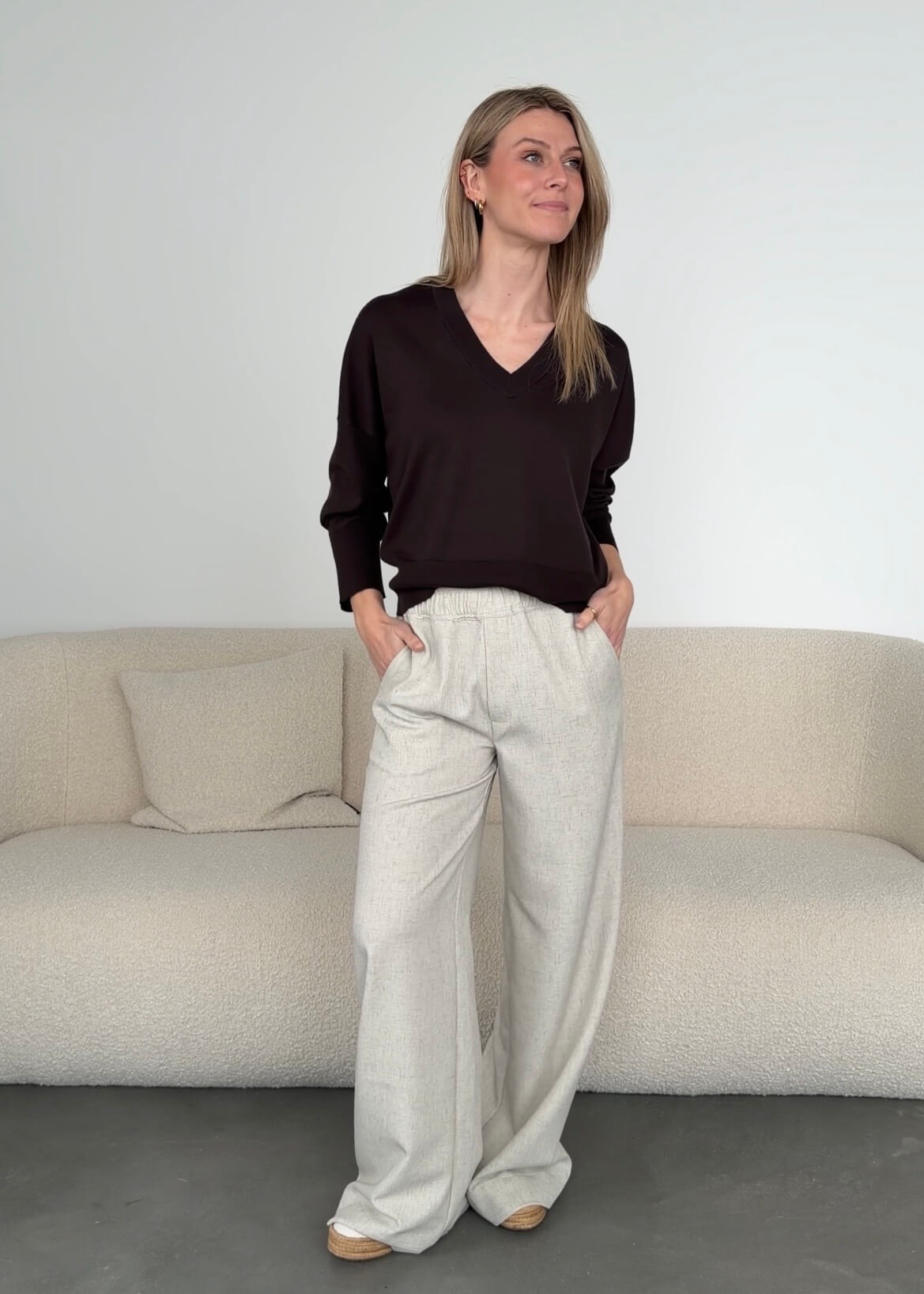 Leichter Strickpullover Gillian mit V-Ausschnitt (versch. Farben)